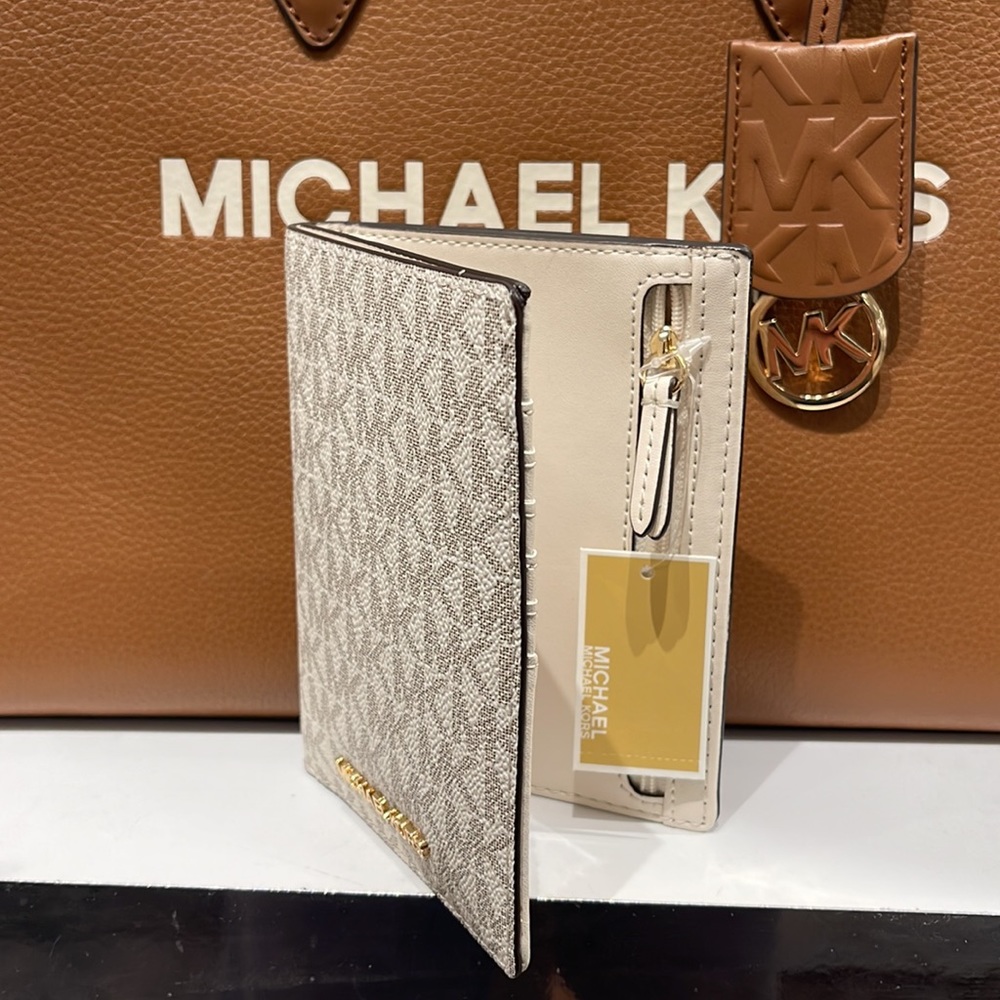 Michael Kors Jet Set Travel Passport Wallet
Light Cream Signature/Golden- NWT - Picture 9 of 16